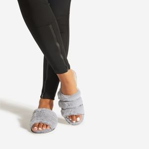 🥰NEW Grey Fuzzy Slipper